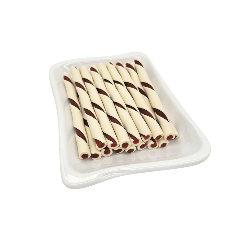 Friandises/bâtonnets à mâcher torsadés multicolores et bicolores pour le soulagement du stress et le nettoyage des dents.